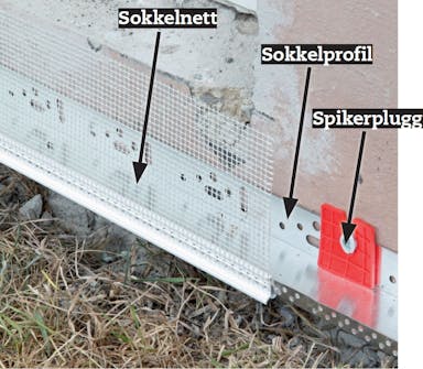 Sokkelprofil til isolering av grunnmur settes fast Sokkelprofilen til isolering av grunnmur settes fast